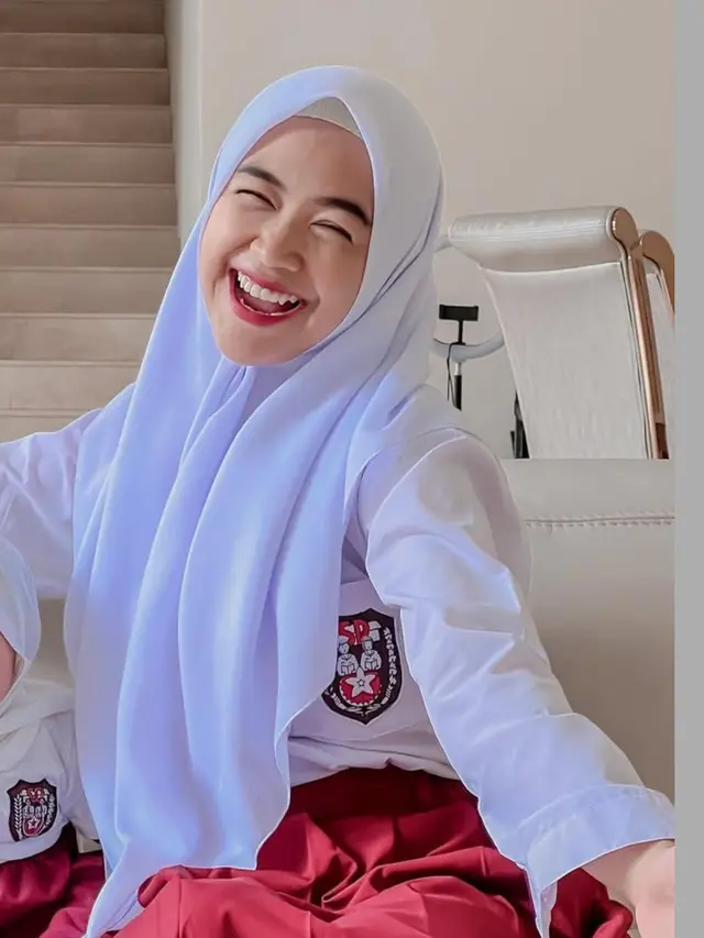 Outfit Merah Putih Hijab Artis