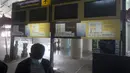 Layar informasi penerbangan Bandara Internasional Ngurah Rai terlihat kosong sebelum dibuka kembali, Bali, Kamis (14/10/2021). Wisman yang ingin ke Bali diharuskan sudah divaksin, tes negatif, berasal dari negara tertentu, karantina, dan memperhatikan protokol kesehatan. (AP Photo/Firdia Lisnawati)