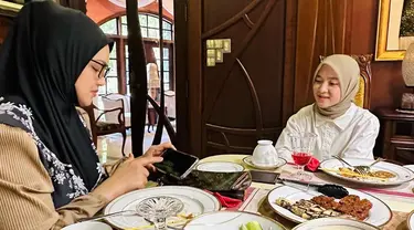 Beberapa bulan sebelum konser, Nissa Sabyan dan lainnya berkesempatan untuk berkunjung ke rumah Siti Nurhaliza. Kedatangannya pun disambut baik dan penuh kehangatan oleh wanita kelahiran 11 Januari 1979 itu. Nissa terlihat dijamu dengan makan bersama di rumahnya. (Liputan6.com/IG/@ctdk)