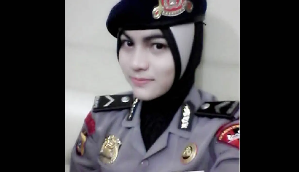 Dalam sejumlah foto, Bripda Nina terlihat memesona dengan mengenakan seragam polisi dan berhijab. (instagram.com/ninaoktoviana)