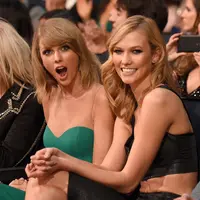 Banyak yang penasaran tentang apa yang terjadi antara Taylor Swift dan Karlie Kloss. Diketahui mereka bersahabatan dan kemudian bermusuhan begitu saja. (Getty Images/Cosmopolitan)