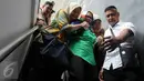 Mantan Anggota Komisi VII DPR RI dari F-Partai Hanura, Dewie Yasin Limpo dibantu kerabatnya menuruni tangga usai menjalani sidang pembacaan putusan di Pengadilan Tipikor, Jakarta, Senin (13/6). Dewie divonis 6 tahun penjara. (Liputan6.com/Helmi Afandi)