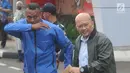 Direktur PT Humpuss Transportasi Kimia (HTK), Taufik Agus didampingi pengawal menghindari wartawan usai menjalani pemeriksaan penyidik KPK, Jakarta, Selasa (9/4). Taufik diperiksa terkait dugaan menerima suap kerjasama pengakutan dibidang pelayaran penggakutan Pupuk.(merdeka.com/Dwi Narwoko)