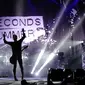 5 Seconds Of Summer saat tampil di ICE BSD, Tangerang Selatan, Sabtu (5/3/2016). Dalam Tour Sound Live Feels Lives Band 5 SOS asal Australia berhasil menghibur para fansnya yang berada di Indonesia. (Liputan6.com/Angga Yuniar)