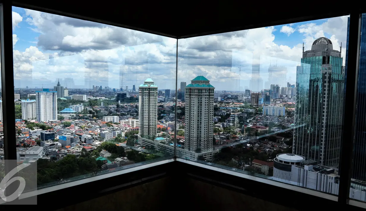 Pemandangan gedung bertingkat terlihat dari sebuah ruangan di ibukota Jakarta, Sabtu, (1/10). Sepanjang tahun 2015, pembangunan gedung bertingkat setinggi 200 mengalami peningkatan di tahun sebelumnya. (Liputan6.com/Fery Pradolo)