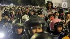 Antrean pemudik yang menggunakan kendaraan roda dua atau motor sebelum memasuki Pelabuhan Ciwandan, Cilegon, Banten, Sabtu (29/3/2025). (Liputan6.com/Herman Zakharia)