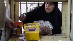 Seorang wanita menerima makanan gratis yang dibagikan menjelang buka puasa saat bulan suci Ramadhan di Masjid Abdul Qadir al Gailani, Baghdad, Irak, Kamis (13/4/2023). (AP Photo/Hadi Mizban)