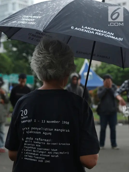 Jaringan Solidaritas Korban melakukan aksi Kamisan ke-562 di depan Istana Merdeka, Jakarta, Kamis (15/11). Mereka meminta pemerintah segera menyelesaikan kasus pelanggaran HAM berat masa lalu khususnya Tragedi Semanggi 1. (Liputan6.com/Helmi Fithriansyah)
