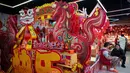 Tahun ini, Imlek yang menandai masuknya Tahun Kuda Api dalam penanggalan zodiak China jatuh pada 17 Februari 2026. Tampak dalam foto, Dekorasi merah untuk menyambut Tahun Baru Imlek dipajang di sebuah pasar di Beijing, China, Rabu 4 Februari 2026. (AP Photo/Vincent Thian)