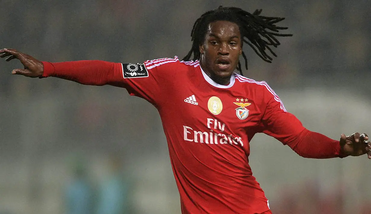  4. Renato Sanches, wonderkid Benfica ini kembali dikaitkan dengan Manchester United. Menurut Sqauwka, Setan Merah siap menebus gelandang 18 tahun itu dengan harga 46,5 juta poundsterling. (AFP/Miguel Riopa)