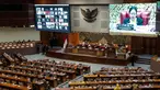 Ketua DPR RI Puan Maharani terlihat pada layar besar saat memimpin Rapat Paripurna Pembukaan Masa Persidangan V Tahun Sidang 2022-2023 di Gedung DPR RI, Jakarta, Selasa (16/5/2023). (Liputan6.com/Faizal Fanani)