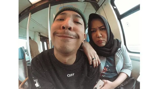 Potret Harmonisnya Risa Saraswati dan Suami