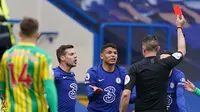 Satu menit unggul, Chelsea mendapatkan petaka. Thiago Silva diusir keluar lapangan setelah mendapatkan kartu merah di laga ini. (Foto: AFP/Pool/John Walton)