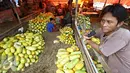 Pedagang menunggu pembeli timun suri di Pasar Induk Kramat Jati, Jakarta, (8/6). Selama bulan Ramadan, timun suri menjadi salah satu buah yang banyak dicari warga sebagai menu berbuka puasa, dengan harga Rp6 ribu perkilo. (Liputan6.com/Immanuel Antonius)