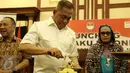Menteri Pertahanan, Ryamizard Ryacudu memotong tumpeng saat peluncuran Gebyar Aku Indonesia di Jakarta, Kamis (17/3/2016). Gebyar Aku Indonesia ini ditujukan untuk mensosialisasikan kesadaran bela negara di kalangan muda. (Liputan6.com/Faizal Fanani)