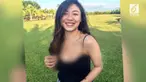 Tak hanya kecantikan yang membuat perempuan berprofesi guru ini viral di media sosial. Hobinya yang cukup ekstrem pun menjadi salah satunya, yakni bermain ular.