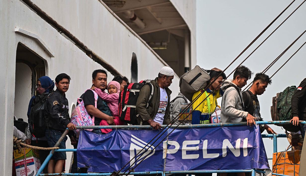 Pada Minggu 15 Maret 2026 sekitar pukul 14.30 WIB, tercatat jumlah penumpang kapal, baik yang berangkat maupun tiba, di Pelabuhan Tanjung Perak, Surabaya, mencapai 6.154 orang. Tampak dalam foto, para penumpang berjalan keluar untuk turun dari kapal di pelabuhan Perak, Surabaya, Jawa Timur pada Minggu 15 Maret 2026. (JUNI KRISWANTO/AFP)