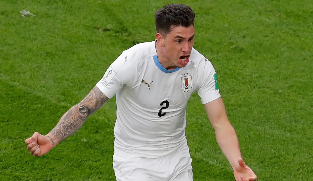 Pemain Uruguay, Jose Gimenez berselebrasi usai mencetak gol ke gawang Mesir pada pertandingan grup A Piala Dunia 2018 di Yekaterinburg Arena, Rusia, (15/6). Gimenez mencetak gol pada menit 89 dan mengantar Uruguay 1-0. (AP Photo / Vadim Ghirda)