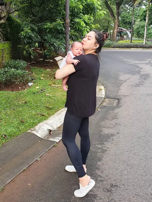 Ketika seorang perempuan memiliki tubuh yang berisi, tak jarang mendapat komentar body shaming. Vicky Shu pun menyarankan kepada para ibu yang baru melahirkan agar tidak mengambil hati jika ada body shaming. (Instagram/vickyshu)