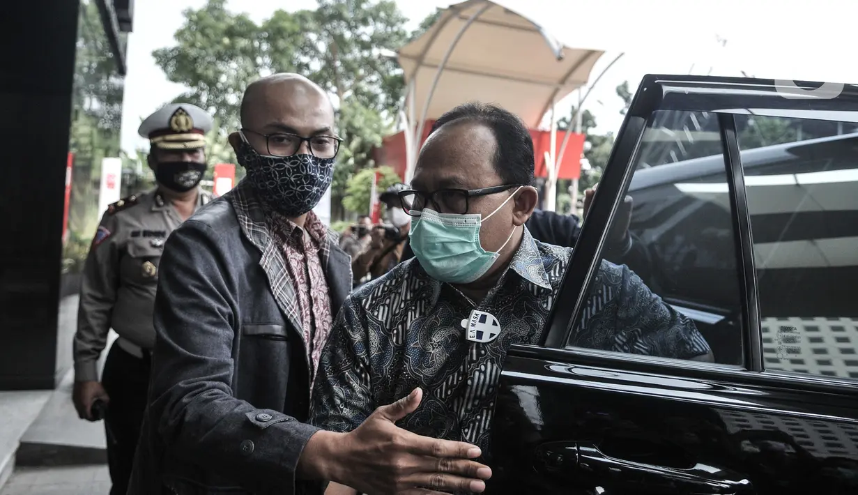 Direktur Utama PT Waskita Beton Precast Jarot Subana tiba di Gedung KPK, Jakarta, Kamis (23/7/2020). Jarot dijemput paksa penyidik KPK setelah tiga kali mangkir memenuhi panggilan kasus dugaan tindak pidana korupsi proyek fiktif pada BUMN PT Waskita Karya (Persero) Tbk. (merdeka.com/Iqbal Nugroho)