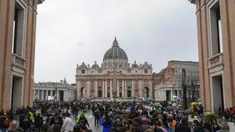 Orang-orang mengantre di Lapangan Santo Petrus dan jalan Via della Conciliazione untuk memberikan penghormatan terakhir kepada mendiang Paus Fransiskus yang disemayamkan di Basilika Santo Petrus, Vatikan, pada 24 April 2025. (Dimitar DILKOFF/AFP)