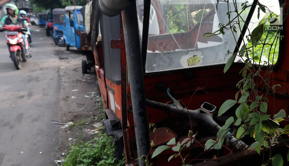 Kondisi bajaj oranye yang kini hanya menjadi bangkai di kawasan Roxy, Jakarta Barat, Selasa (27/2). Riwayat dan fungsi bajaj oranye itu kini digantikan oleh bajaj biru yang lebih ekonomis dan nyaman. (Liputan6.com/JohanTallo)