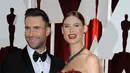 Meski mereka mengalami pasang surut hubungan rumah tangga yang simpang siur terjadi padanya. Namun tak ada yang menghalangi rasa cinta Adam Levine pada Behati Prinsloo. (AFP/Bintang.com)