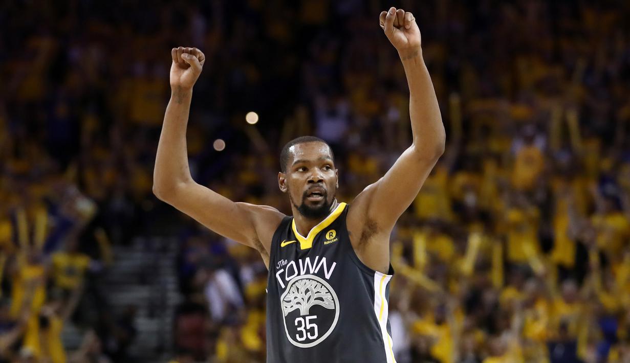 Pebasket Golden State Warriors, Kevin Durant, merayakan kemenangan atas Cleveland Cavaliers pada final NBA di Oracle Arena, Oakland, Minggu (3/6/2018). Warriors menang 122-103 atas Cavaliers. (AFP/Ezra Shaw)