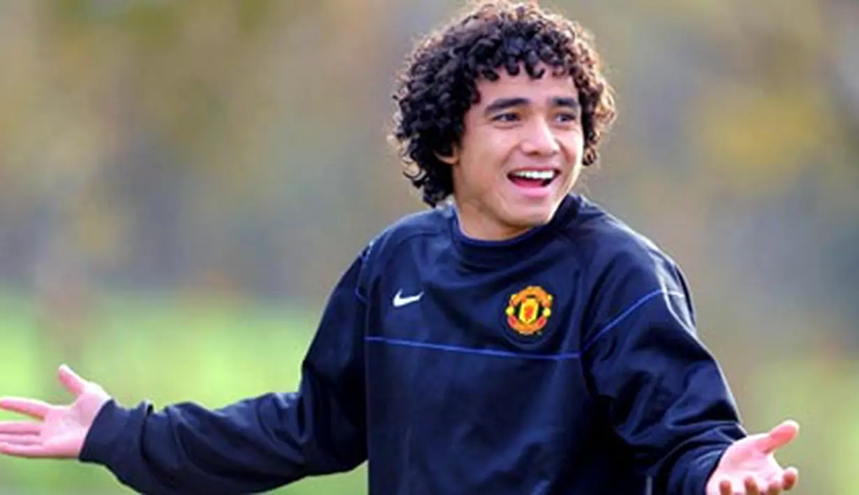 Manchester United&#039;s Rafael Da Silva in a training session at Carrington training complex in Manchester, on November 4, 2008, on the eve of their UEFA Champions league group E match against Celtic. AFP PHOTO/ANDREW YATES 