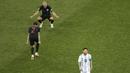 Gelandang Argentina, Lionel Messi, tampak sedih usai dikalahkan Kroasia pada laga grup D Piala Dunia di Stadion Nizhny Novgorod, Nizhny, Kamis (21/3/2018). Kroasia menang 3-0 atas Argentina. (AP/Michael Sohn)