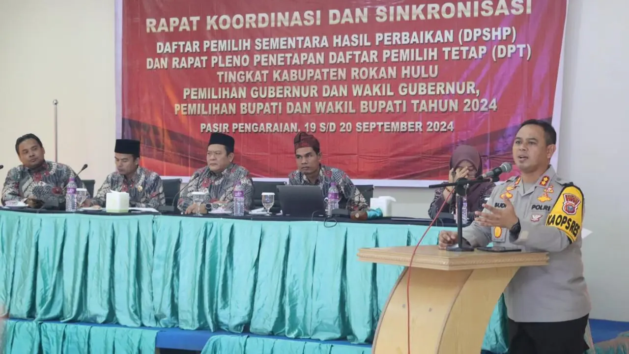 Kapolres Rokan Hulu AKBP Budi Setiyono dalam rapat pleno sinkronisasi daftar pemilihan tetap Pilkada.