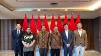 Menteri Kominfo (ketiga dari kanan) Budi Arie Setiadi bersama CEO APAC dari JOYY Group (kedua dari kanan) Cloude Lee beserta perwakilan Kementerian Kominfo dan JOYY Group. (Dok: JOYY Group)