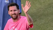 Pemain Argentina, Lionel Messi, melambaikan tangan kepada para penggemar selama acara sebagai bagian dari Tur GOAT-nya di Stadion Arun Jaitley di New Delhi pada 15 Desember 2025. Bintang Argentina dan Inter Miami berusia 38 tahun, Messi, bersama rekan setimnya di Inter Miami, Luis Suarez dan Rodrigo de Paul, adalah bagian dari apa yang disebut Tur GOAT di negara yang tergila-gila pada kriket. (Sajjad HUSSAIN/AFP)
