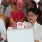 Calon Presiden Nomor Urut 01 Joko Widodo atau Jokowi dan istrinya, Iriana memasukkan surat suara ke dalam kotak suara saat melakukan pencoblosan dalam Pemilu 2019 di TPS 008 Gambir, Jakarta Pusat, Rabu (17/4). Jokowi dan Iriana terdaftar di nomor urut 154 dan 155 daftar DPT. (AP/Dita Alangkara)