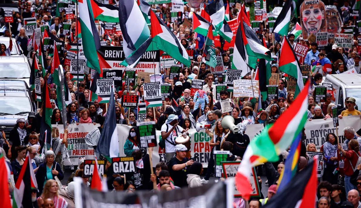 Pengunjuk rasa menyerukan untuk “mengakhiri genosida” dan “berhenti mempersenjatai Israel”. (BENJAMIN CREMEL/AFP)