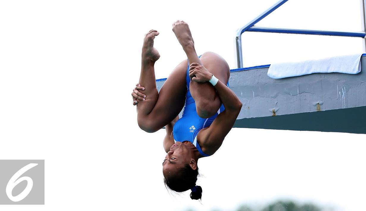 Atlet loncat indah Jawa Timur, Della Dinarsari Harimurti saat beraksi pada menara loncatan individu putri PON XIX Jabar di Kolam Renaang UPI, Bandung, Jumat (23/9). Della meraih emas dengan total poin 263.45. (Liputan6.com/Helmi Fithriansyah)