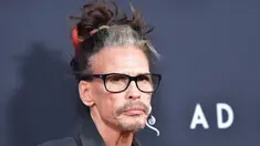Vokalis band Aerosmith, Steven Tyler menghadiri gala premiere film "Ad Astra" di The Cinerama Dome, Los Angeles, Rabu (18/9/2019). Di acara tersebut selain mengaka mengajak putri-putrinya, Steven Tyler juga menggandeng  pacar barunya, Aimee Preston. (Amy Sussman/Getty Images/AFP)