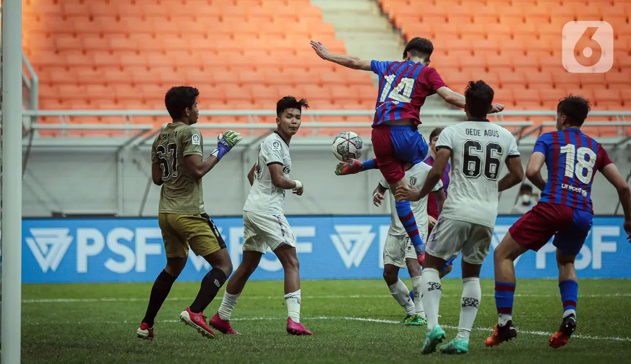 Pemain Barcelona U-18 Jan Molina Vilaseca (tengah) menendang bola ke gawang Bali United U-18 pada pertandingan International Youth Championship (IYC) 2021 di Jakarta International Stadium (JIS), Jakarta, Minggu (17/4/2022). Barcelona U-18 menang 4-0. (Liputan6.com/Faizal Fanani)