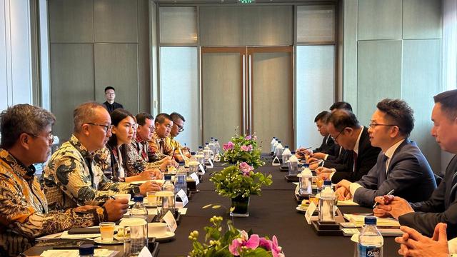 Menteri Perindustrian (Menperin) Agus Gumiwang Kartasasmita (kedua kiri) melakukan pertemuan dengan jajaran Direksi Perusahaan otomotif asal China Hozon Energy Automobile Co., Ltd. (Dok Kemenperin)