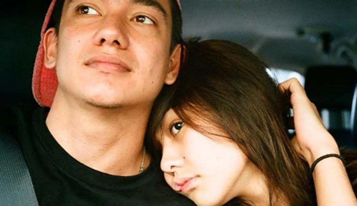 Berfoto di dalam mobil, Adipati dan Vanesha sangat mesra. Yang jomblo jangan iri! (Liputan6.com/IG/adipati)