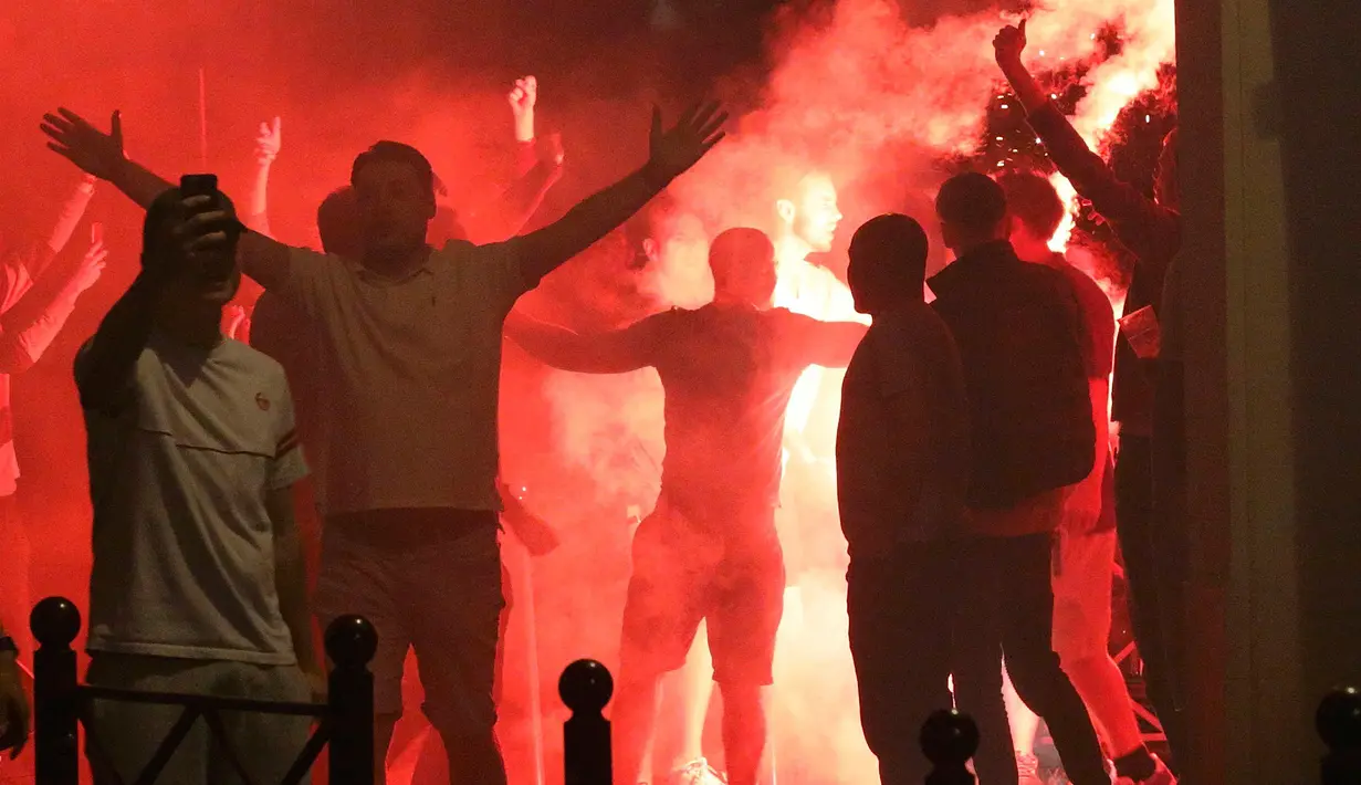 Sejumlah suporter timnas Inggris menyalakan flare jelang pertandingan melawan Wales di Lille, Prancis, (15/6). UEFA mengancam akan mendiskualifikasi tim Inggris dari Piala Eropa 2016 jika para suporter membuat kerusuhan kembali. (REUTERS/Wolfgang Rattay)