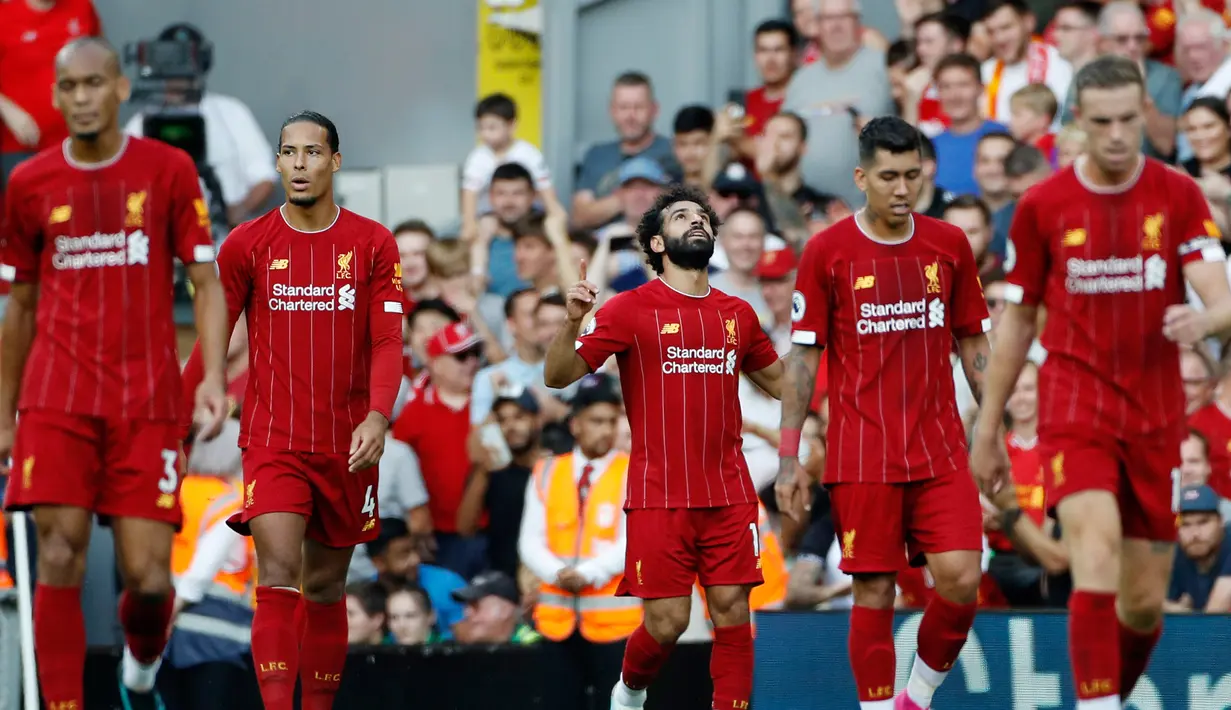 Pemain Liverpool Mohamed Salah (tengah) merayakan setelah mencetak gol ketiga timnya ke gawang Arsenal saat bertanding dalam Liga Inggris di Stadion Anfield, Liverpool, Inggris, Sabtu (24/8/2019). Liverpool menang 3-1 dan kukuh di puncak klasemen sementara. (AP Photo/ Rui Vieira)
