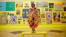 Koordinator pameran, seniman Inggris Grayson Perry berpose di Pameran Musim Panas ke-250 di Royal Academy of Arts di London (5/6). Pameran menampilkan 1300 Karya dan dapat dibeli. (AP/Matt Dunham)