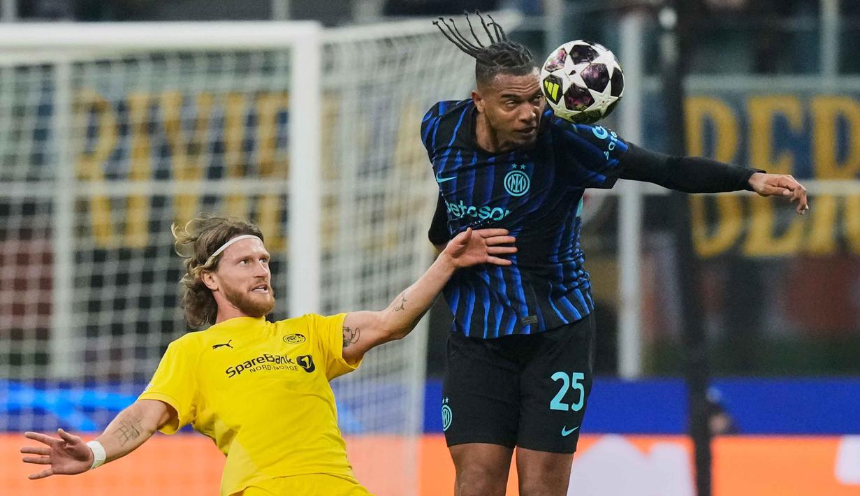Di babak kedua, I Nerazzurri masih mempertahankan tempo permainannya. Tampak dalam foto, pemain Inter Milan, Manuel Akanji (kanan) berebut bola dengan Kasper Hogh dari Bodo/Glimt selama pertandingan babak playoff Liga Champions 2025-2026 di stadion San Siro, Italia, Selasa 24 Februari 2026 waktu setempat atau Rabu (25/2/2026) dini hari WIB. (AP Photo/Luca Bruno)