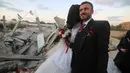 Mohammed Zourab dan pengantin perempuannya menggelar pernikahan di atas reruntuhan rumahnya di Kota Khan Younis, Jalur Gaza, 1 Maret 2020. Upacara pernikahan warga Palestina digelar di atas reruntuhan salah satu rumah yang hancur tiga bulan lalu akibat serangan jet Israel. (Xinhua/Khaled Omar)