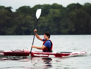 Perdana Menteri (PM) Kanada Justin Trudeau mengayuh perahu kayak di sepanjang aliran Sungai Niagara, Ontario, Senin (5/6). Aksi yang dilakukan PM Kanada ini untuk memperingati Hari Lingkungan Hidup Sedunia. (Nathan Denette/The Canadian Press via AP)