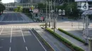Suasana Jalan MH Thamrin dan Jalan Sudirman di Jakarta, Minggu (24/5/2020). Berbeda dengan hari biasa, kedua jalan protokol tersebut tampak lebih lengang akibat diberlakukannya PSBB yang juga bersamaan dengan Hari Raya Idul Fitri 1441 H. (Liputan6.com/Immanuel Antonius)