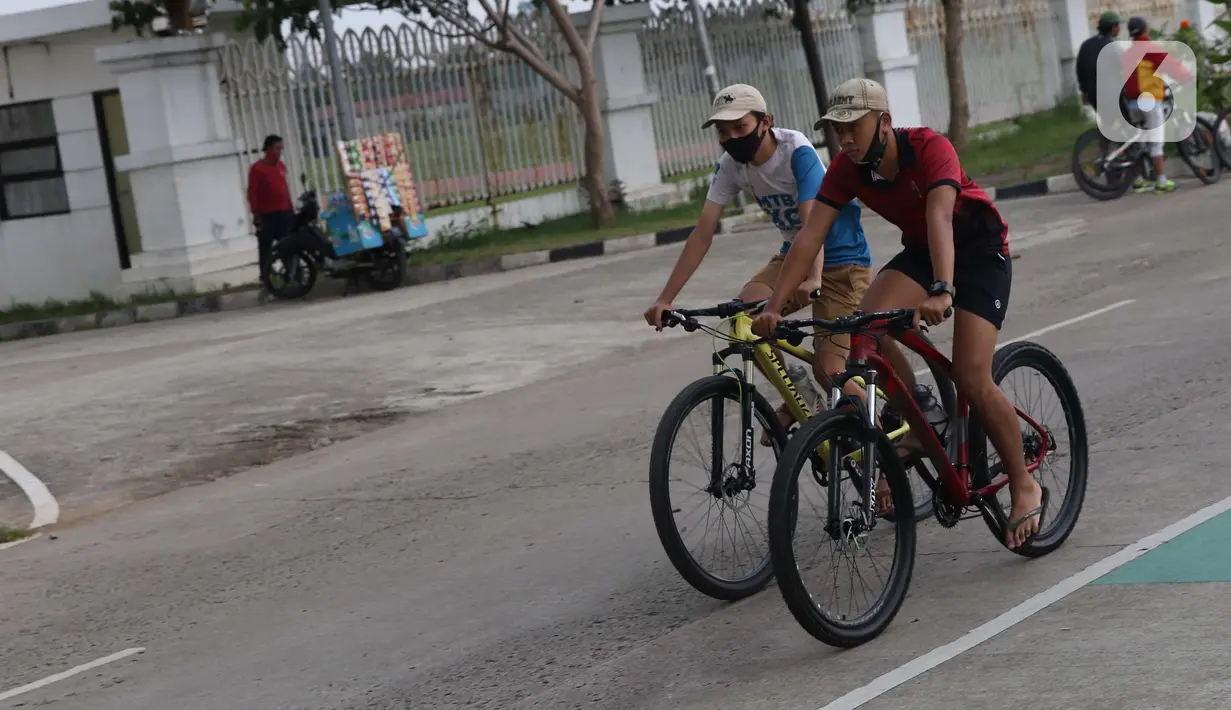 Warga berolahraga dengan bersepeda santai di area ring road Stadion Pakansari, Kabupaten Bogor, Jawa Barat, Selasa (3/11/2020). Menjaga kebugaran tubuh dengan berolahraga diyakini mampu meningkatkan imunitas dan mencegah sakit. (Liputan6.com/Helmi Fithriansyah)