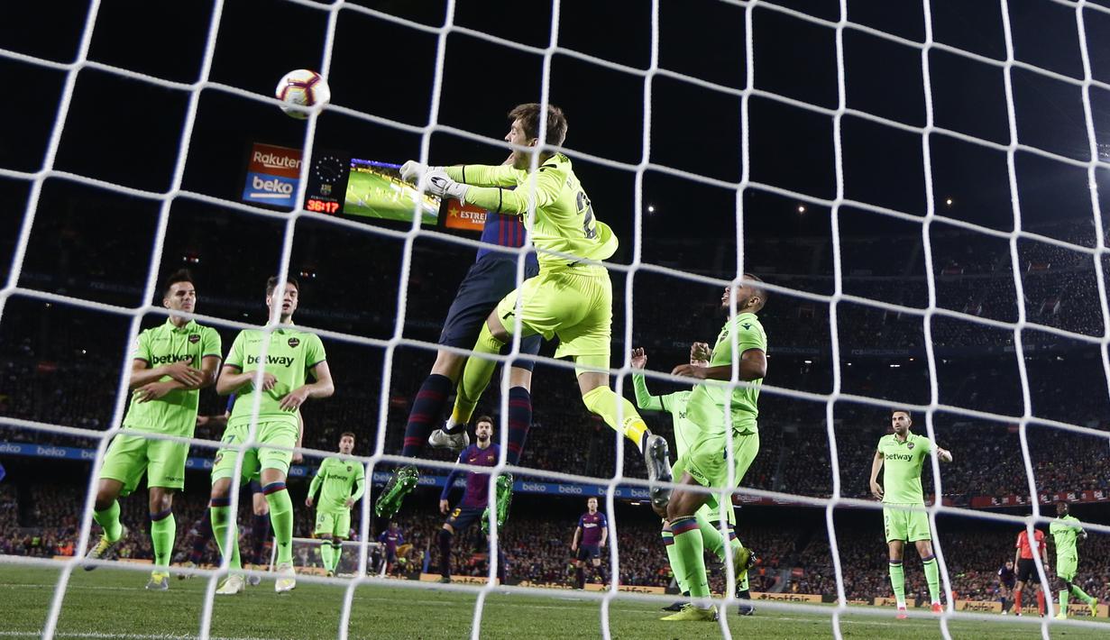 Kiper Levante, Aitor Fernandez, menghalau bola saat melawan Barcelona pada laga La Liga 2019 di Stadion Camp Nou, Sabtu (27/4). Barcelona menang 1-0 atas Levante. (AP/Manu Fernandez)