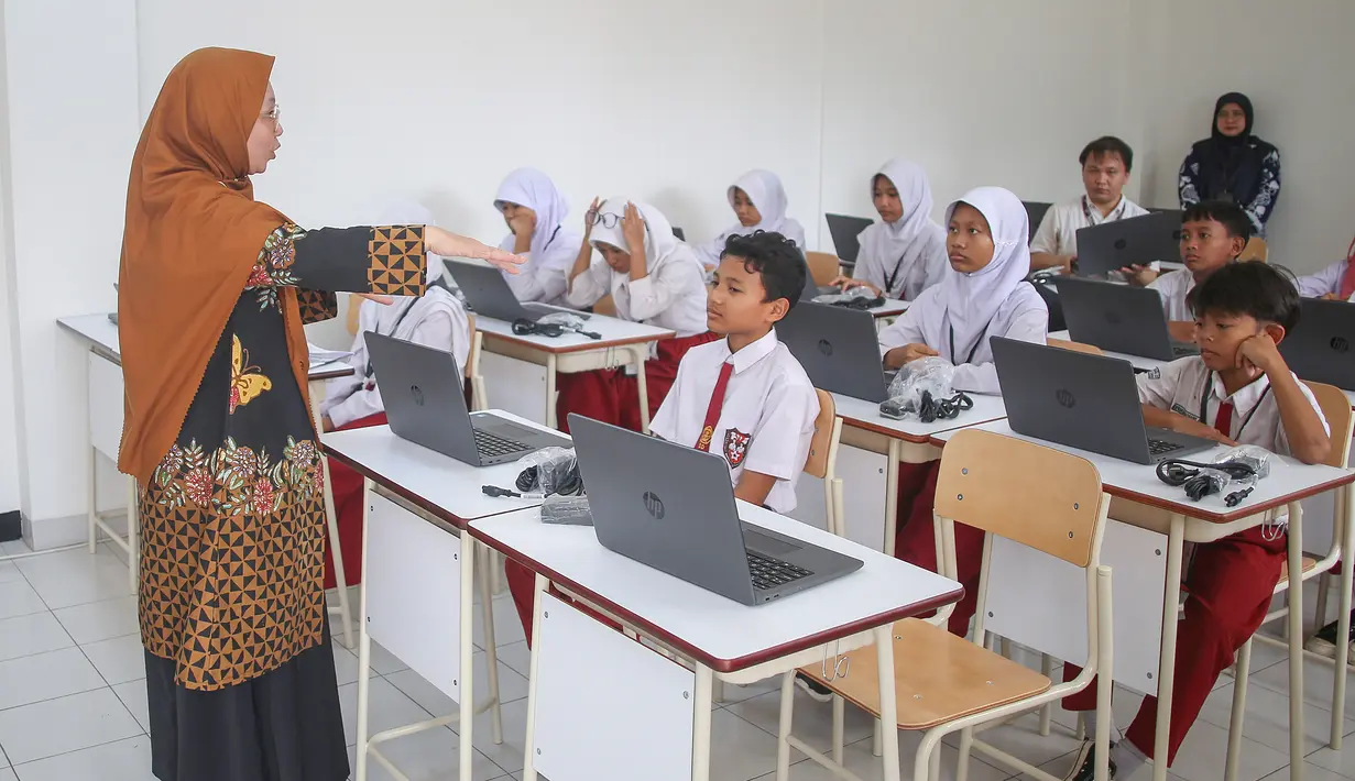 Kementerian Sosial (Kemensos) menggelar simulasi kegiatan belajar mengajar Sekolah Rakyat hari ini, Rabu (9/7/2025). Simulasi dilakukan di Sentra Handayani, Jakarta Timur. (merdeka.com/Arie Basuki)
